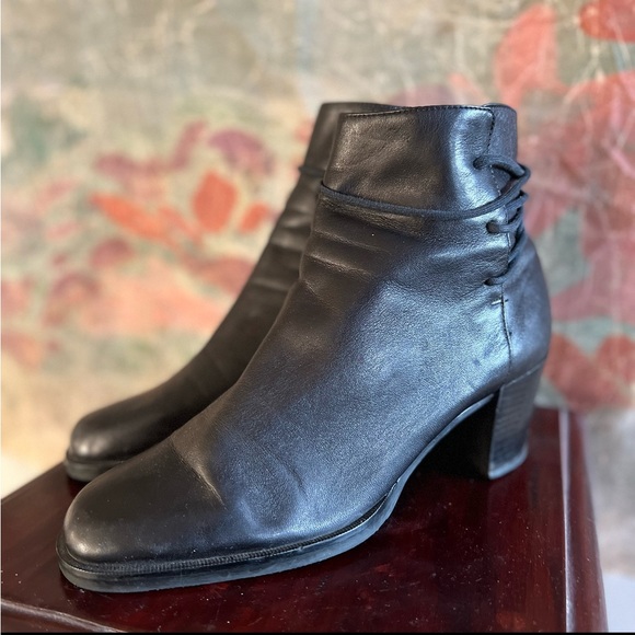 Enzo Angiolini Shoes - 90’s Enzo Angiolini Black Leather Wrap Around Lace Heeled Ankle Boots size 9